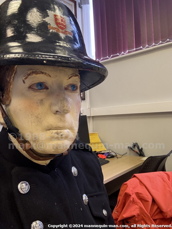 Mannequin man wearing 1950-1960 firefighter uniform and breathing apparatus amusing the visitors - Living Mannequin Wearing 1950s Firefighter Uniform Black Helmet Yellow Leggings Essex Fire Museum Mannequin man wearing 1950-1960 firefighter uniform and breathing apparatus amusing the visitors - Living Mannequin Wearing 1950s Firefighter Uniform Black Helmet Yellow Leggings Essex Fire Museum
