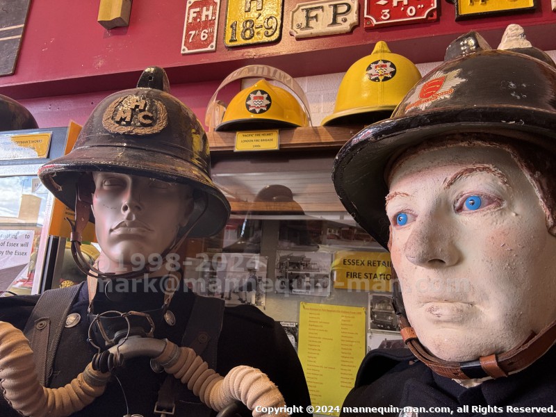 Mannequin man wearing 1950-1960 firefighter uniform and breathing apparatus amusing the visitors - Living Mannequin Wearing 1950s Firefighter Uniform Black Helmet Yellow Leggings Essex Fire Museum Mannequin man wearing 1950-1960 firefighter uniform and breathing apparatus amusing the visitors - Living Mannequin Wearing 1950s Firefighter Uniform Black Helmet Yellow Leggings Essex Fire Museum